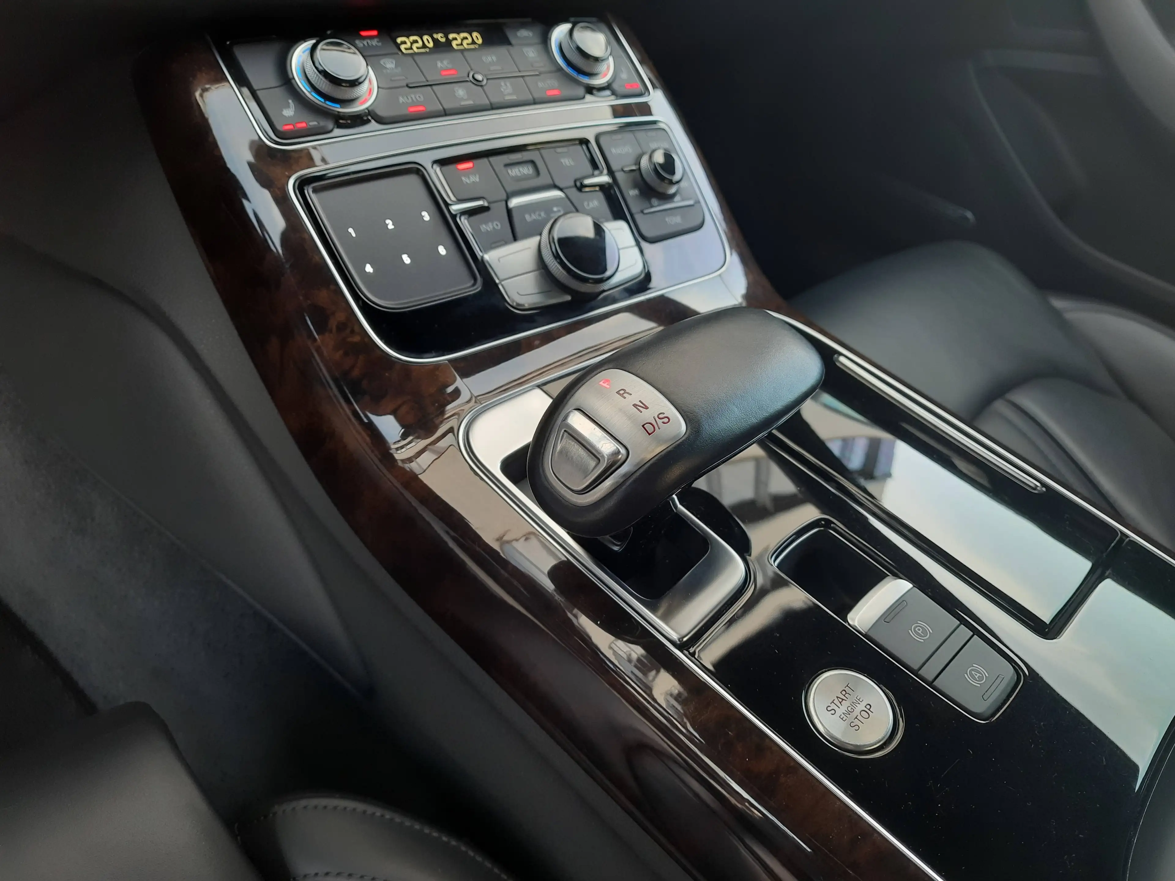 Audi A8 4.2 TDI quattro/Matrix/Bose/SDach/Kam/StdH/20" — photo 14