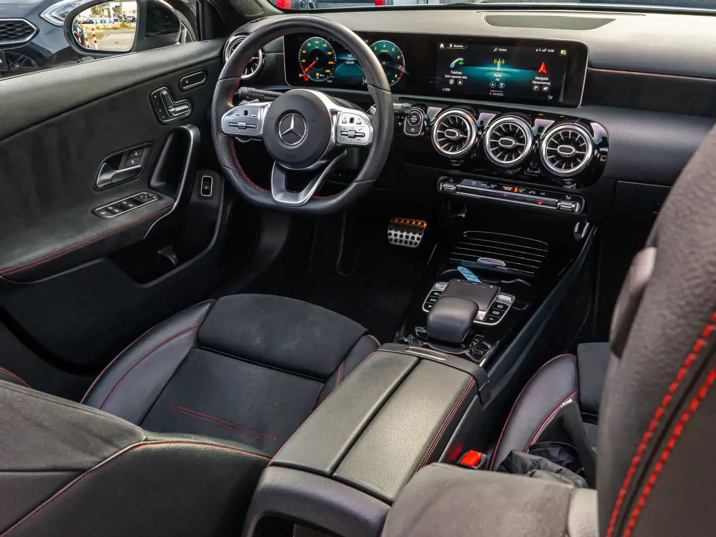 Mercedes-Benz A 180 Premium Plus AMG PANO MEMORY STOEL CAMERA 19 INCH Wit - 2