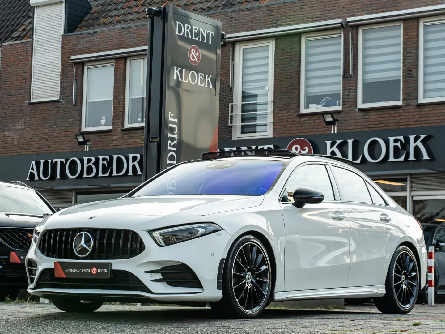 Mercedes-Benz A 180 Premium Plus AMG PANO MEMORY STOEL CAMERA 19 INCH Wit - 1