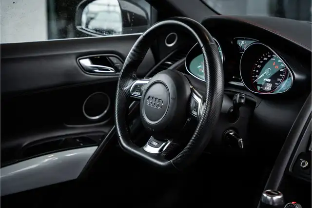 Audi R8 view 12