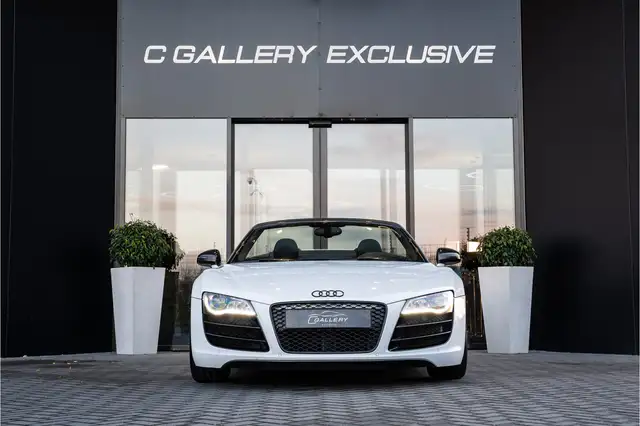Audi R8 view 2