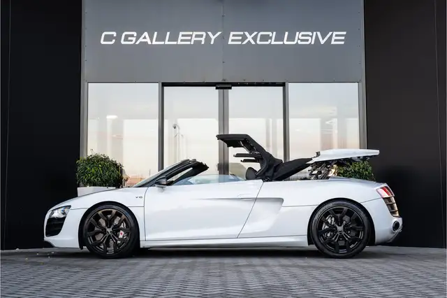Audi R8 view 5