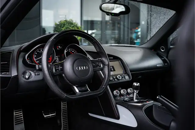 Audi R8 view 9
