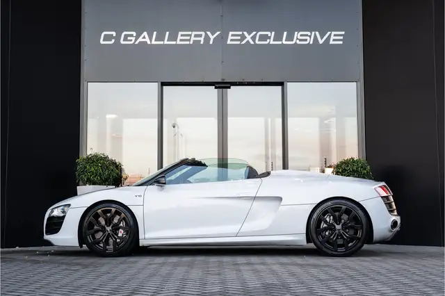 Audi R8 view 4