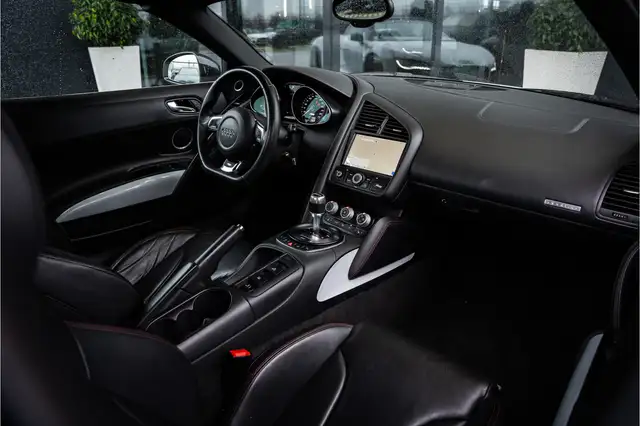 Audi R8 view 11