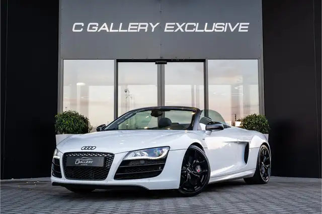 Audi R8 view 3