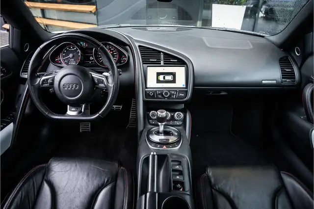 Audi R8 view 10