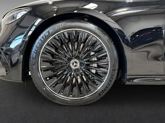 Mercedes-Benz 300 view 3