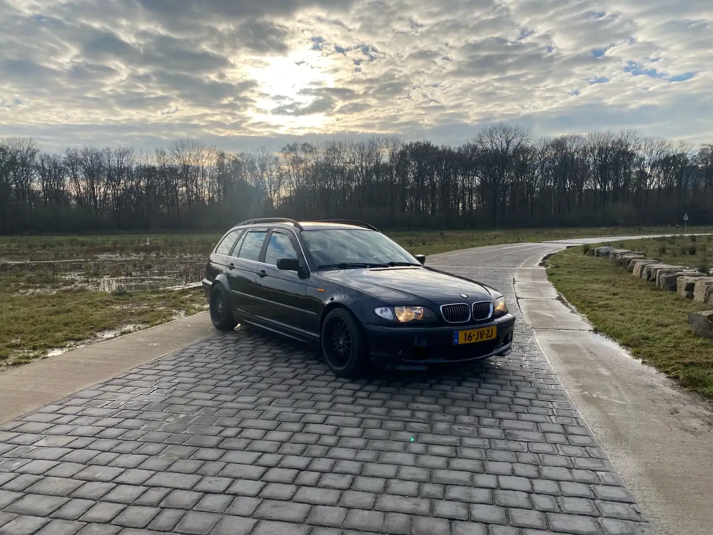 BMW 320 d Executive Zwart - 1
