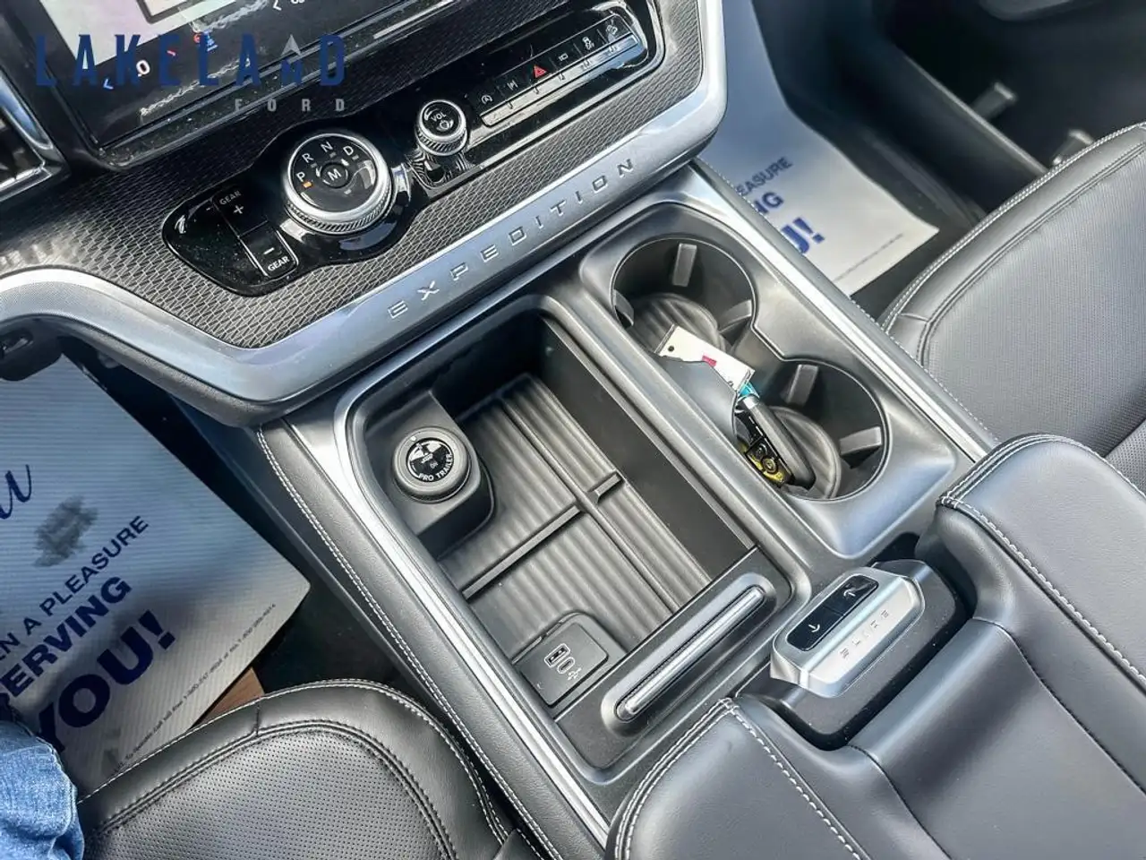 Ford Expedition снимка Ford Expedition