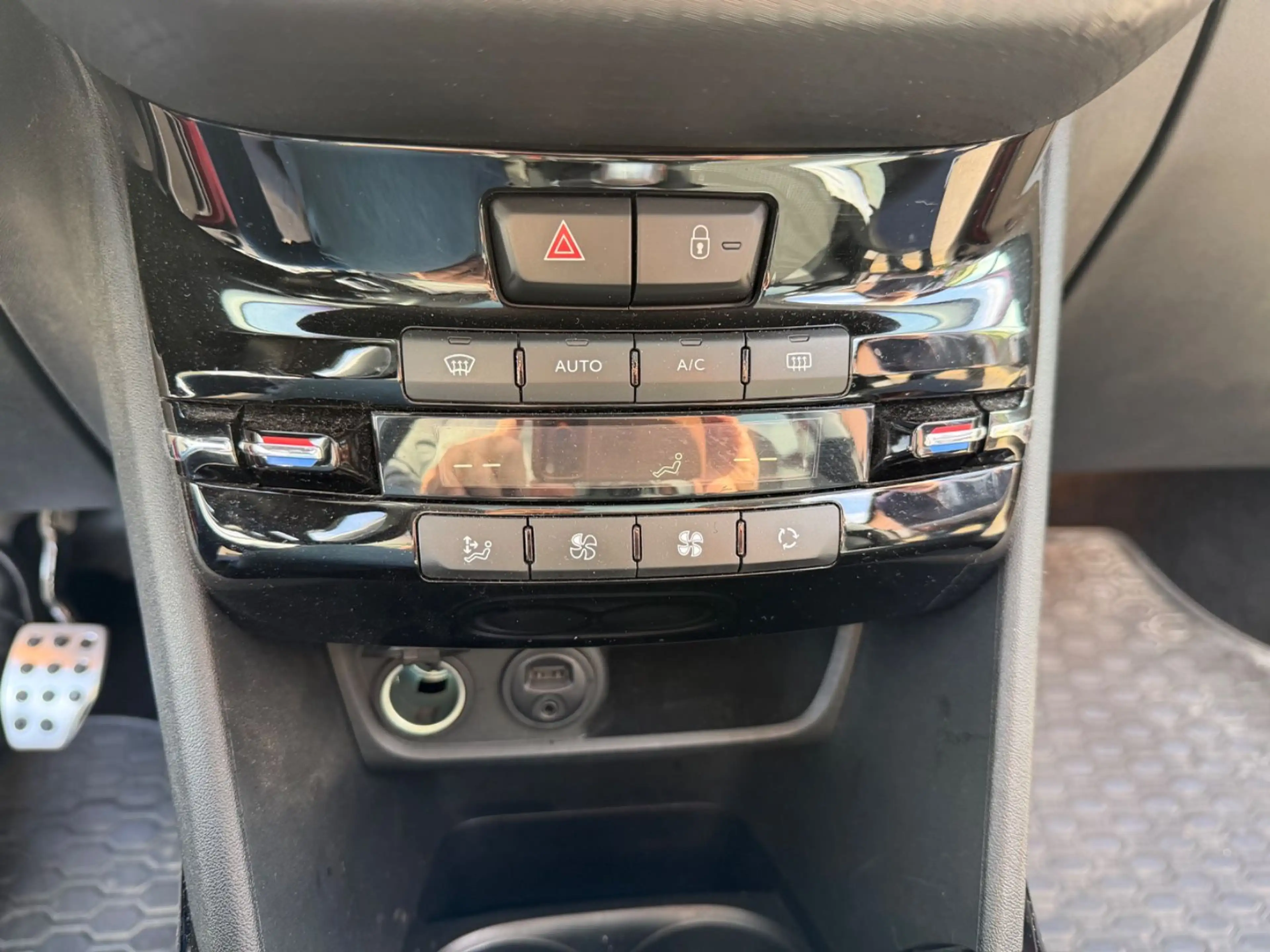 Peugeot 2008 Allure AHK Panorama R.Kamera — photo 15