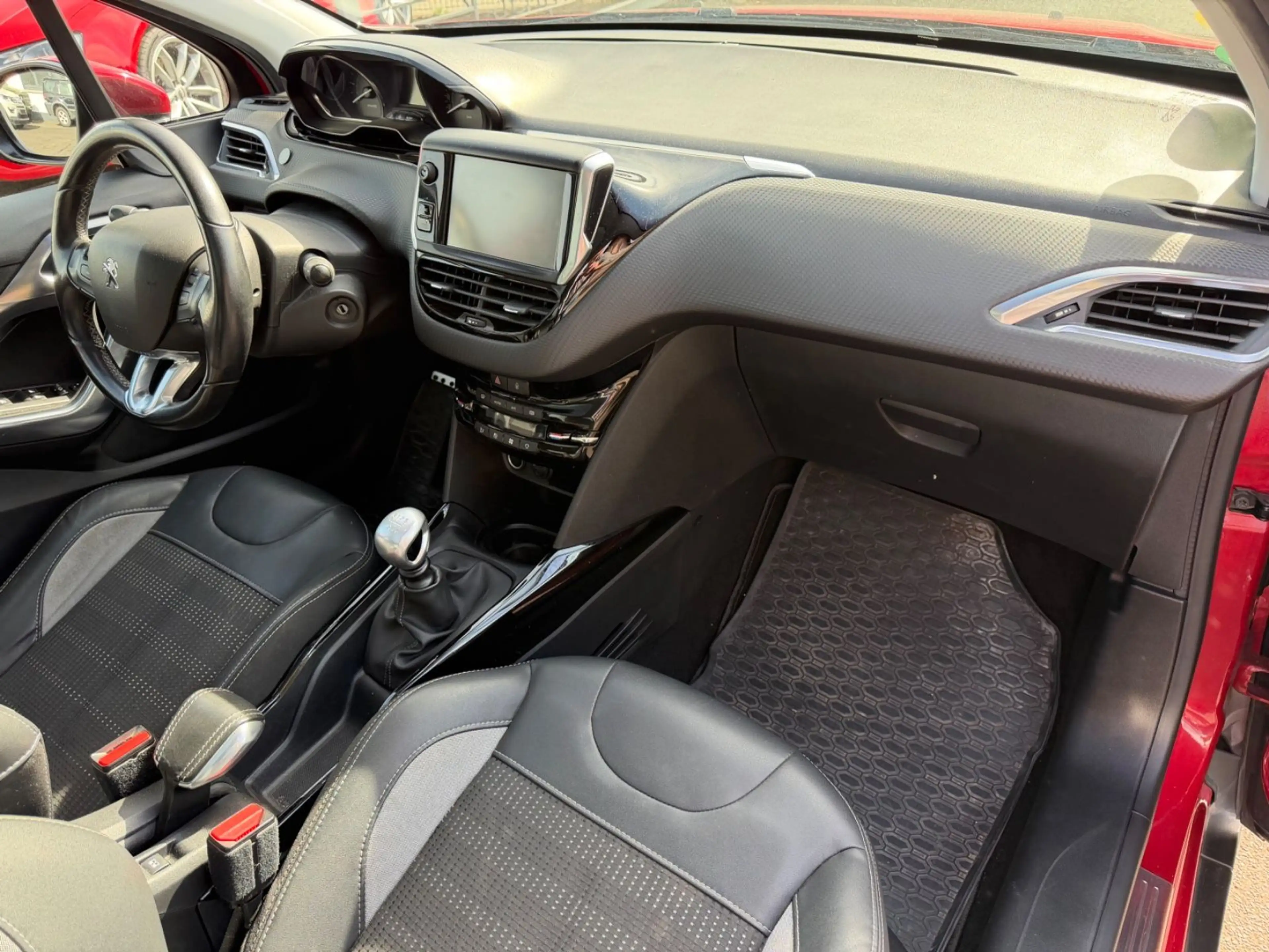 Peugeot 2008 Allure AHK Panorama R.Kamera — photo 11