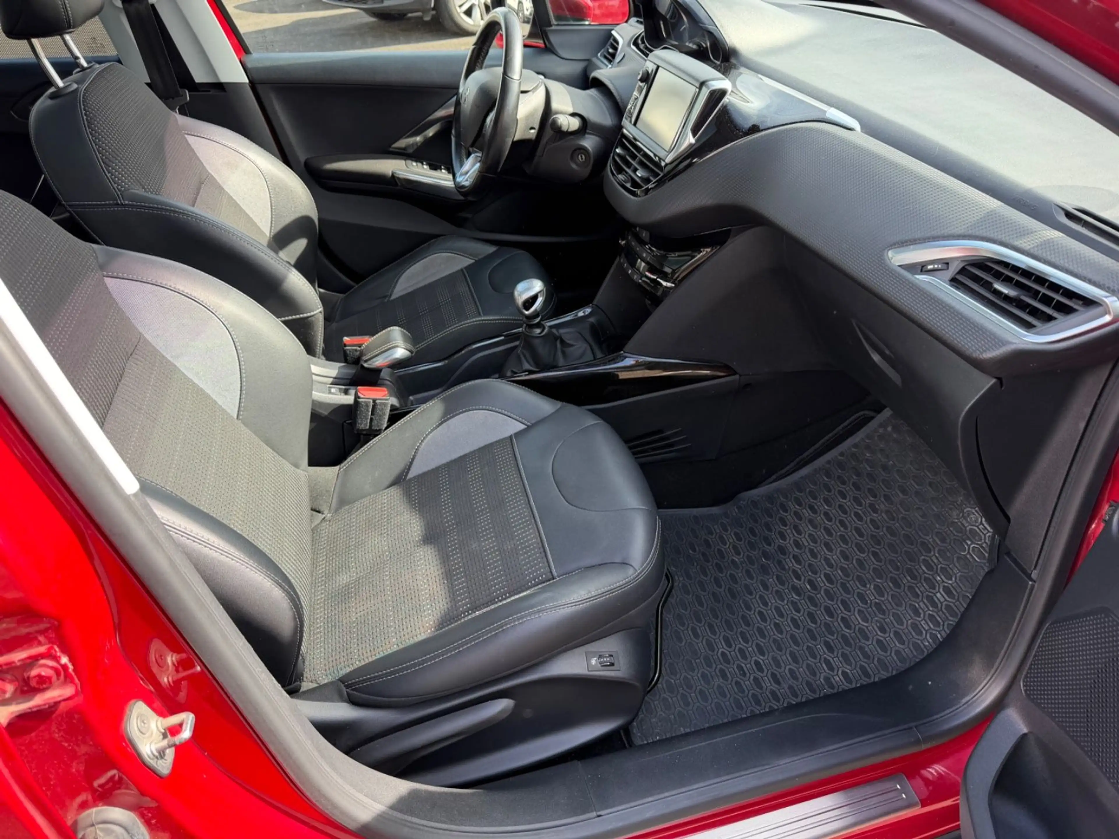 Peugeot 2008 Allure AHK Panorama R.Kamera — photo 12