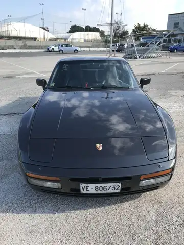 Porsche 944
