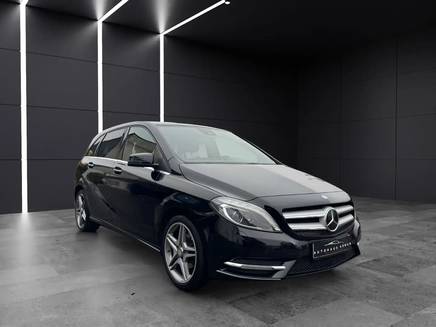 Mercedes-Benz B 180 B180 *AUTOM.*18ZOLL AMG*KAMERA*NAVI*LEDER*S-HEFT Noir - 2