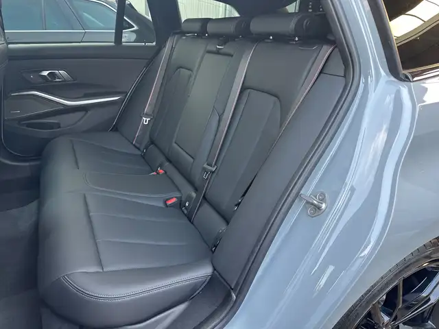 BMW 3 Series view 14