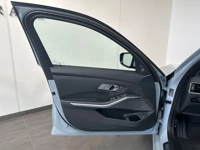 BMW 3 Series view 6