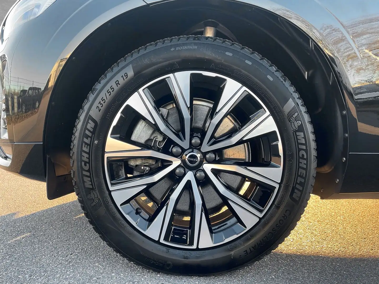 Volvo XC60 B5 AWD Mild-Hybrid Plus Dark AHK ACC BLIS Schwarz - 2