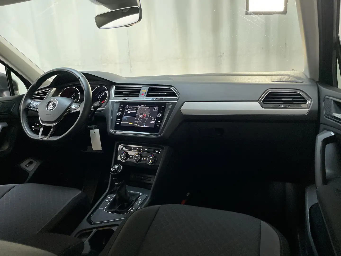 Volkswagen Tiguan 1.5 TSI Comfortline Business Navigatie Parkeersens Grijs - 2