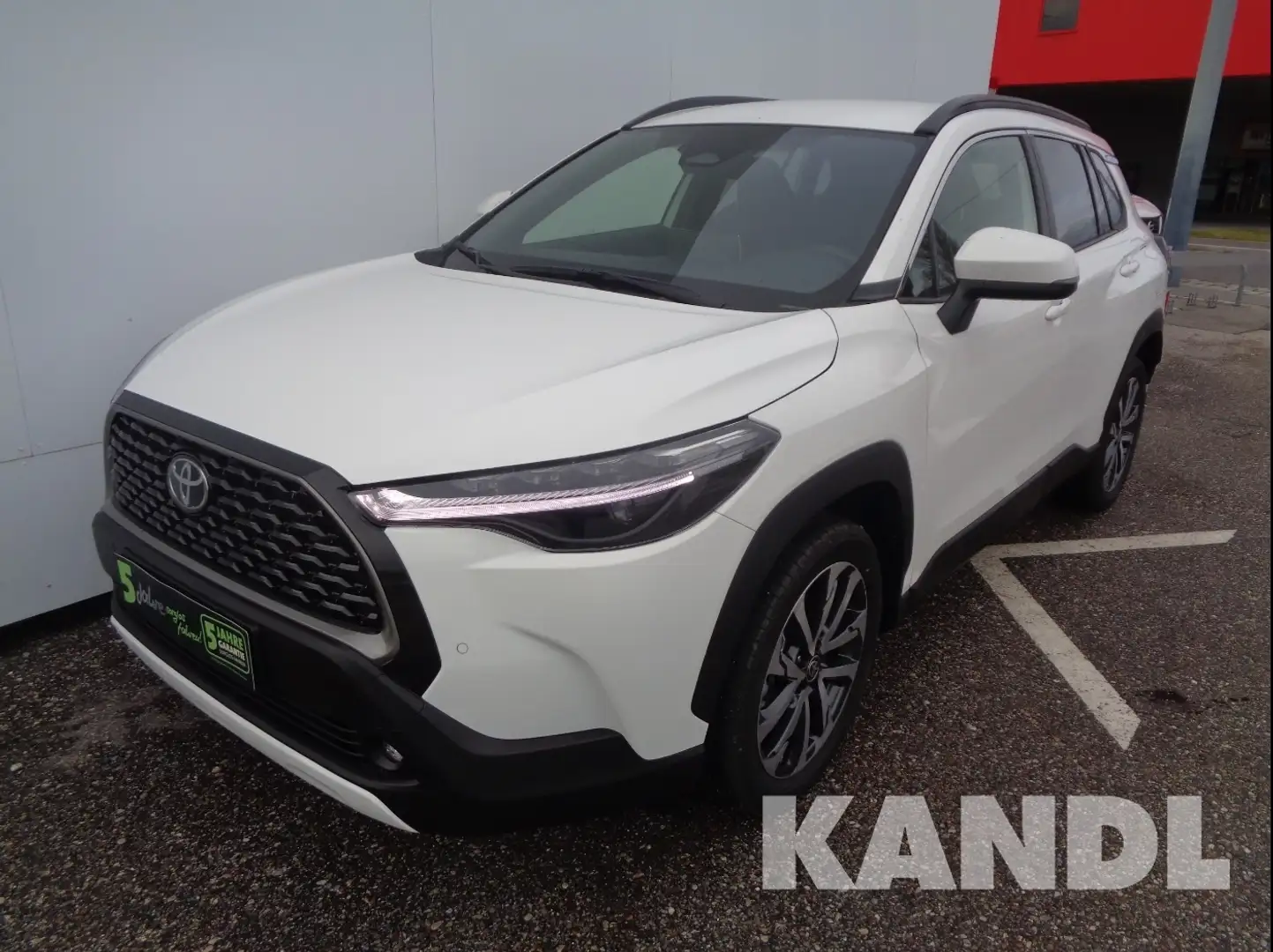 Toyota Corolla Cross 2,0 HSD ACT. DRI. 2WD Wit - 1