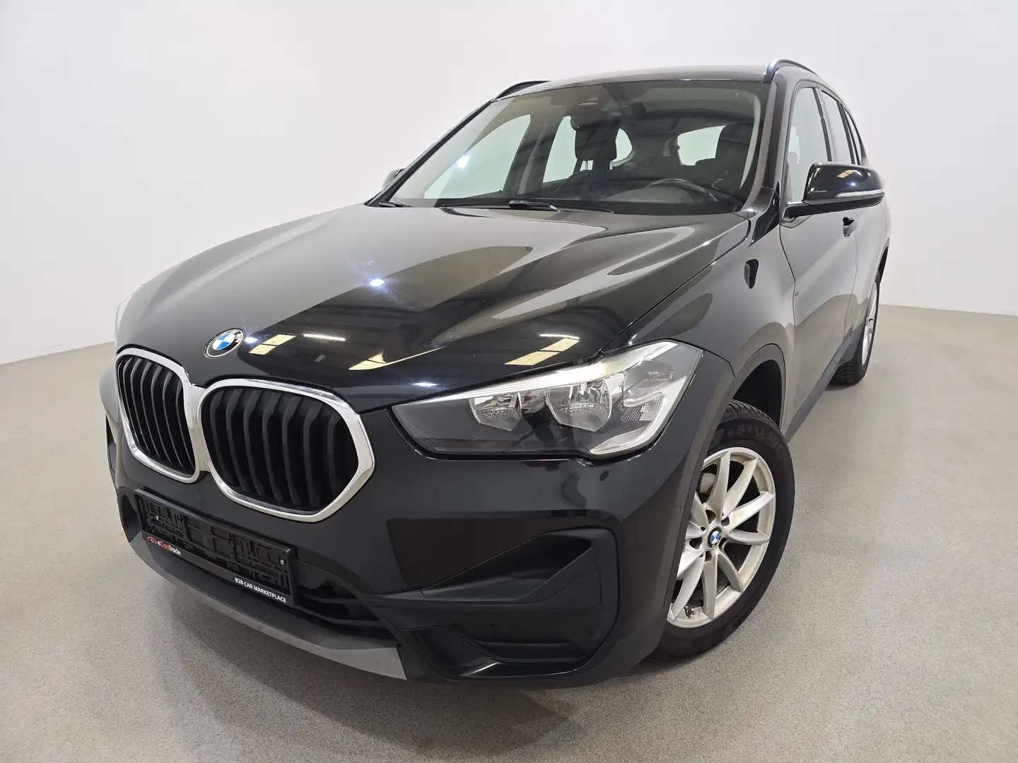 BMW X1 X1 1.5 sDrive16d Advantage Zwart - 1
