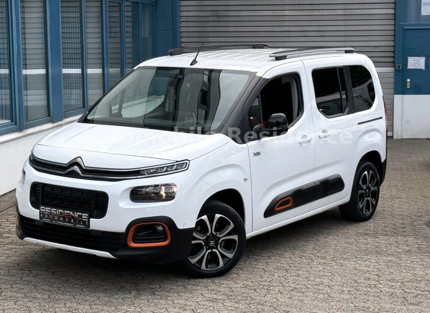 Citroen Berlingo ShineM 1.2 XTR AUTOMATIK*7SITZ*AHK*VOLL Weiß - 2