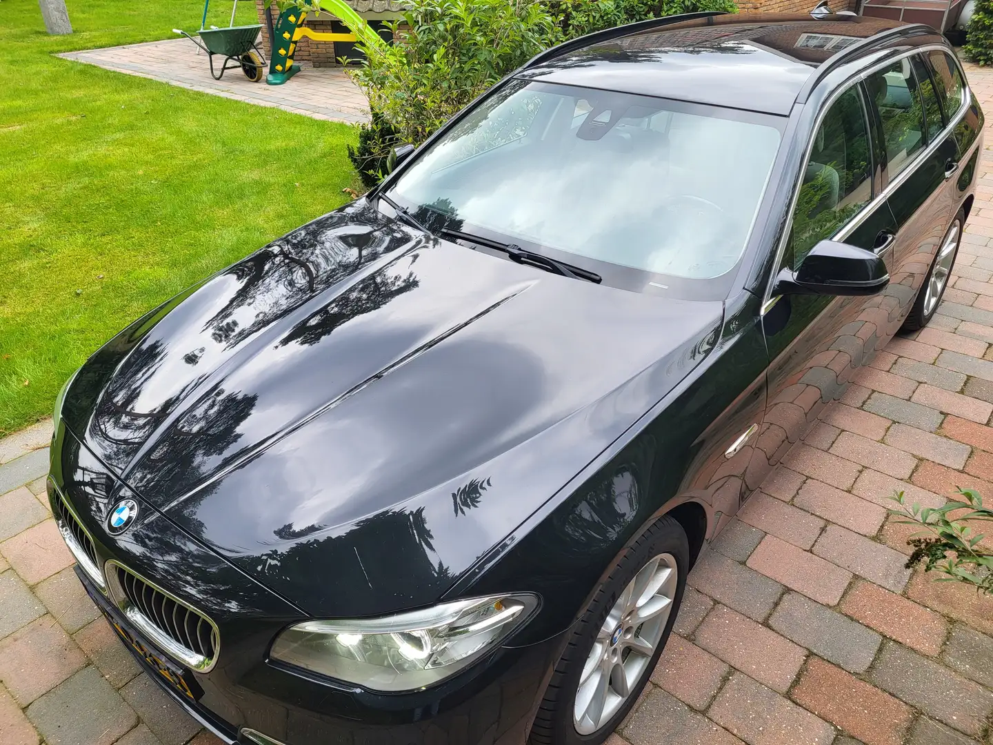 BMW 520 XDrive - Luxury Edition - Winterbanden Zwart - 1