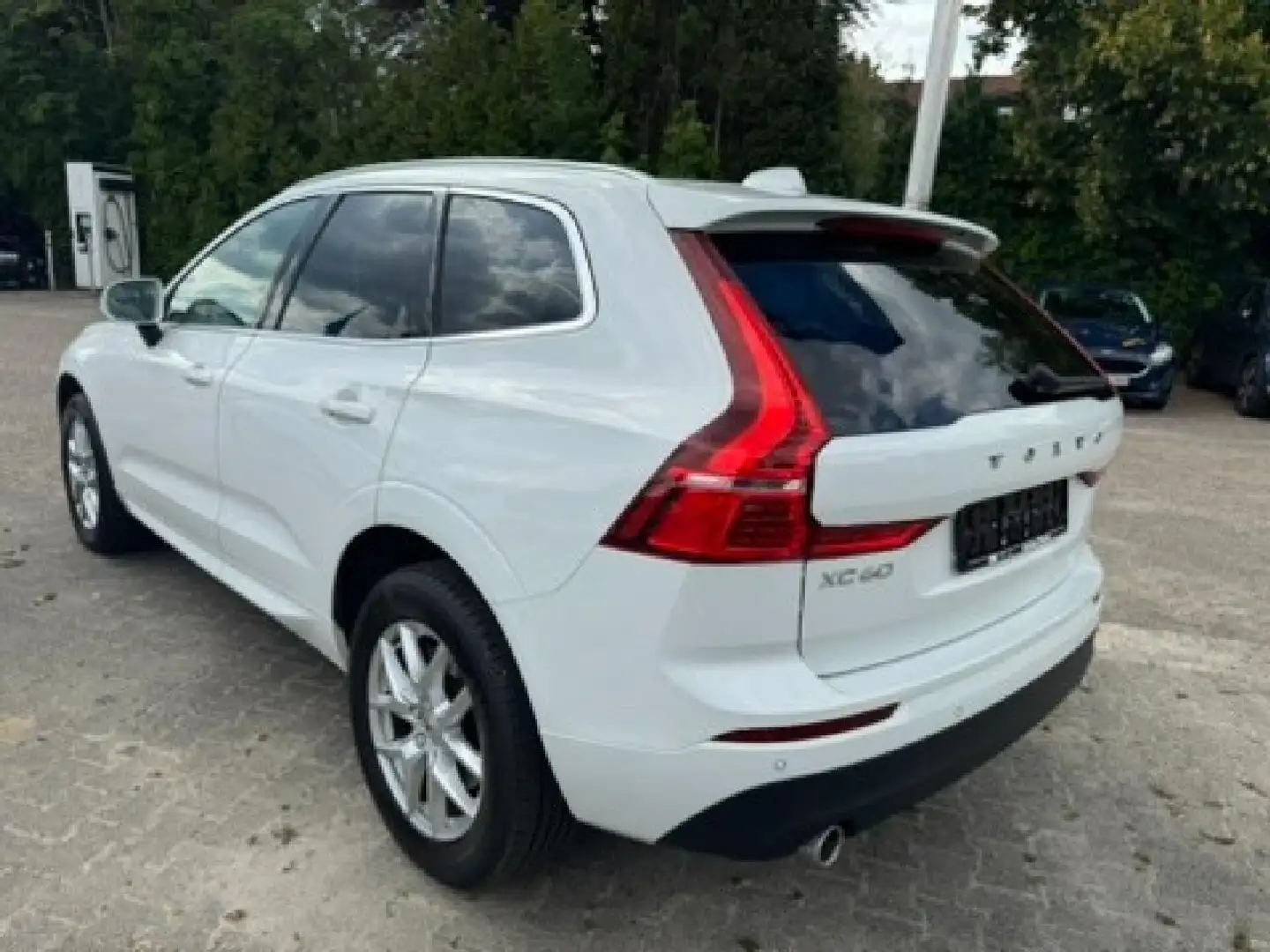 Volvo XC60 Momentum Pro AWD *AHK-SHZ-Kamera-eHeck* Blanc - 2
