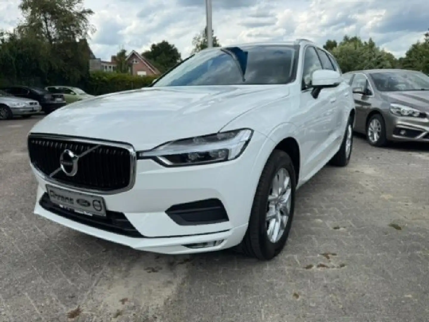 Volvo XC60 Momentum Pro AWD *AHK-SHZ-Kamera-eHeck* Blanc - 1