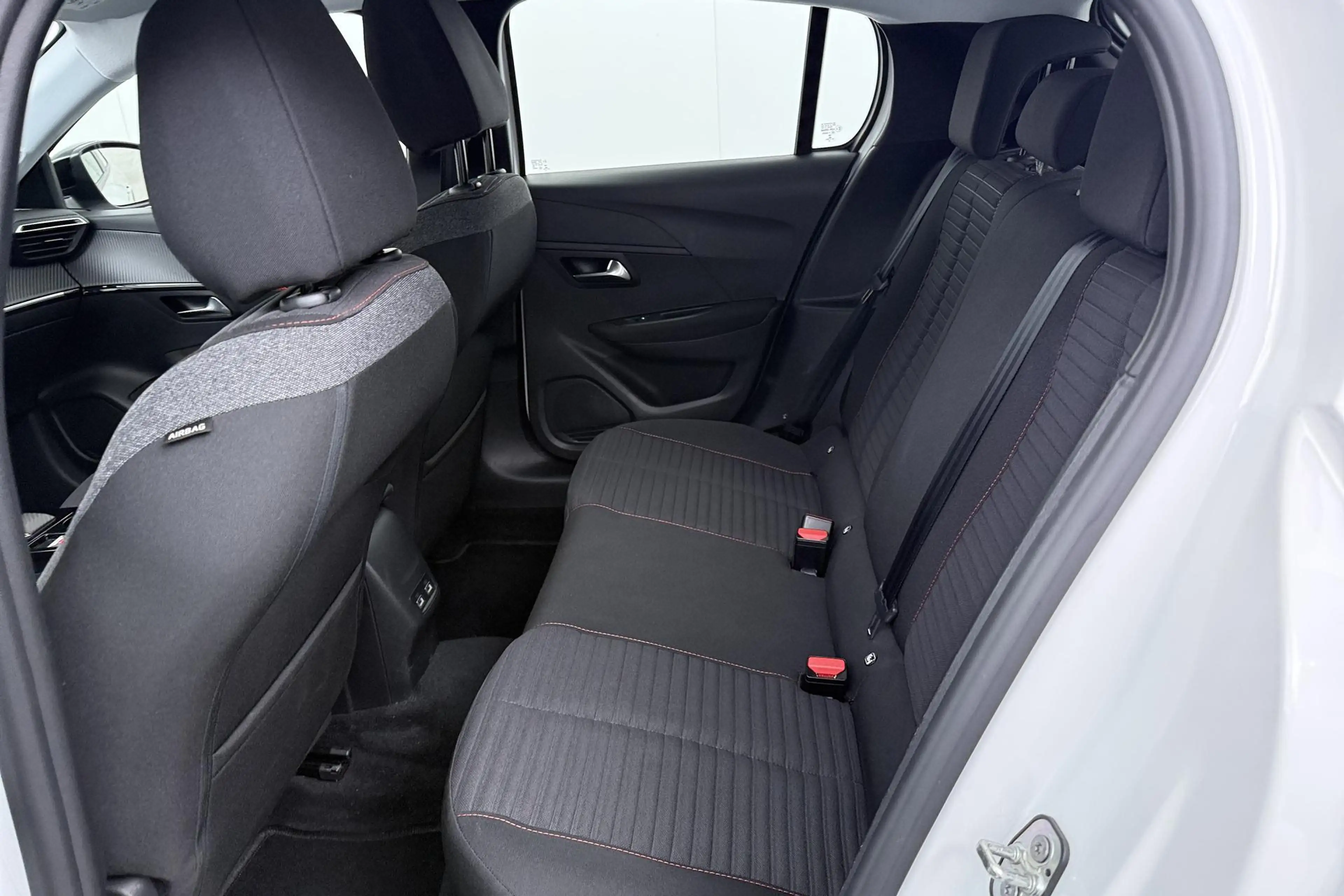 Peugeot e-208 EV Active Pack 50 kWh | All Season Banden | Apple — photo 15