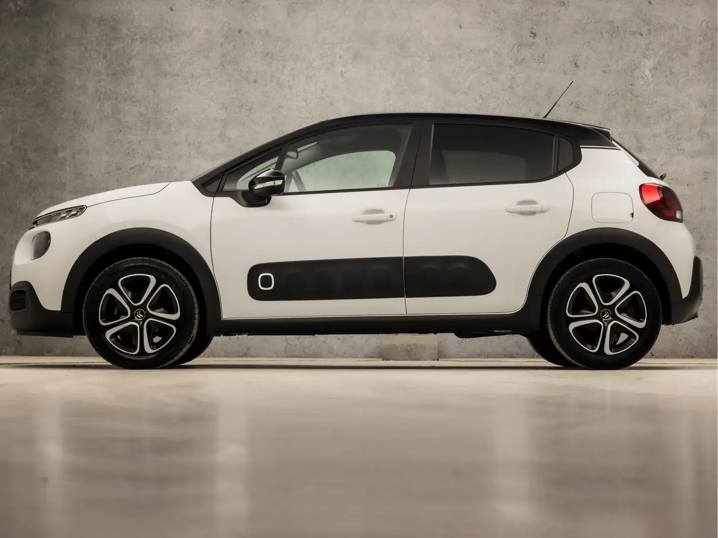 Citroen C3 1.2 PureTech Shine Sport (APPLE CARPLAY, GROOT NAV Wit - 2