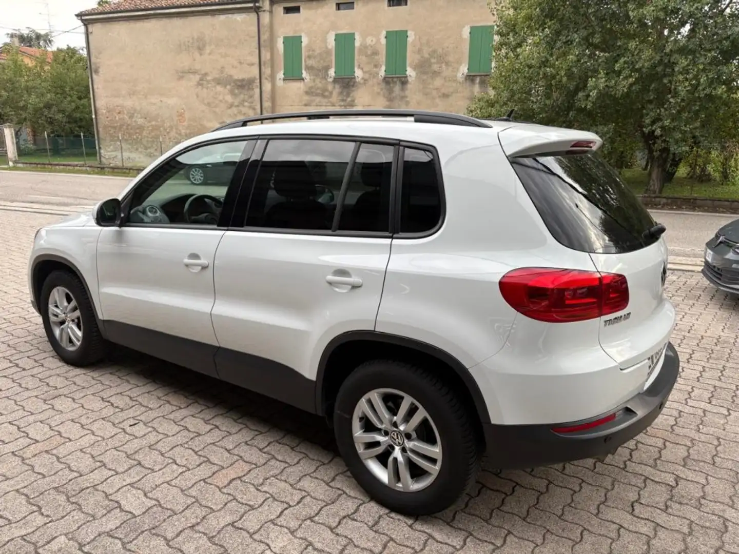 Volkswagen Tiguan 2.0 TDI 110CV Business Sport & Style OK NEOPATENTA Bianco - 2
