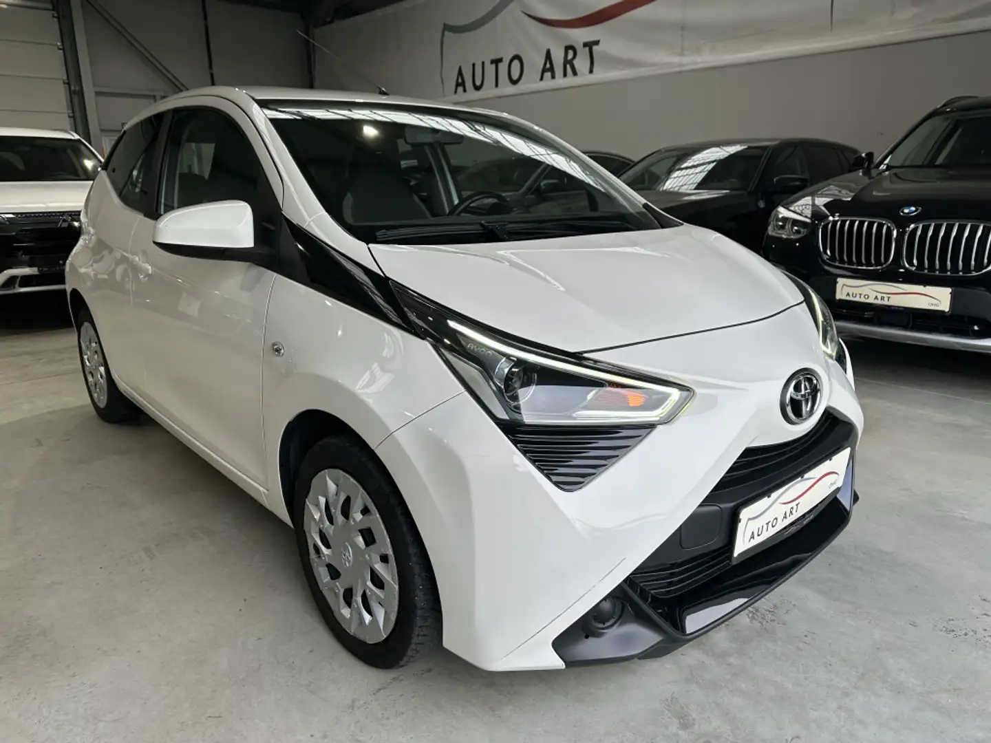 Toyota Aygo x-play Navi Klima Bluetooth CarPlay Weiß - 1