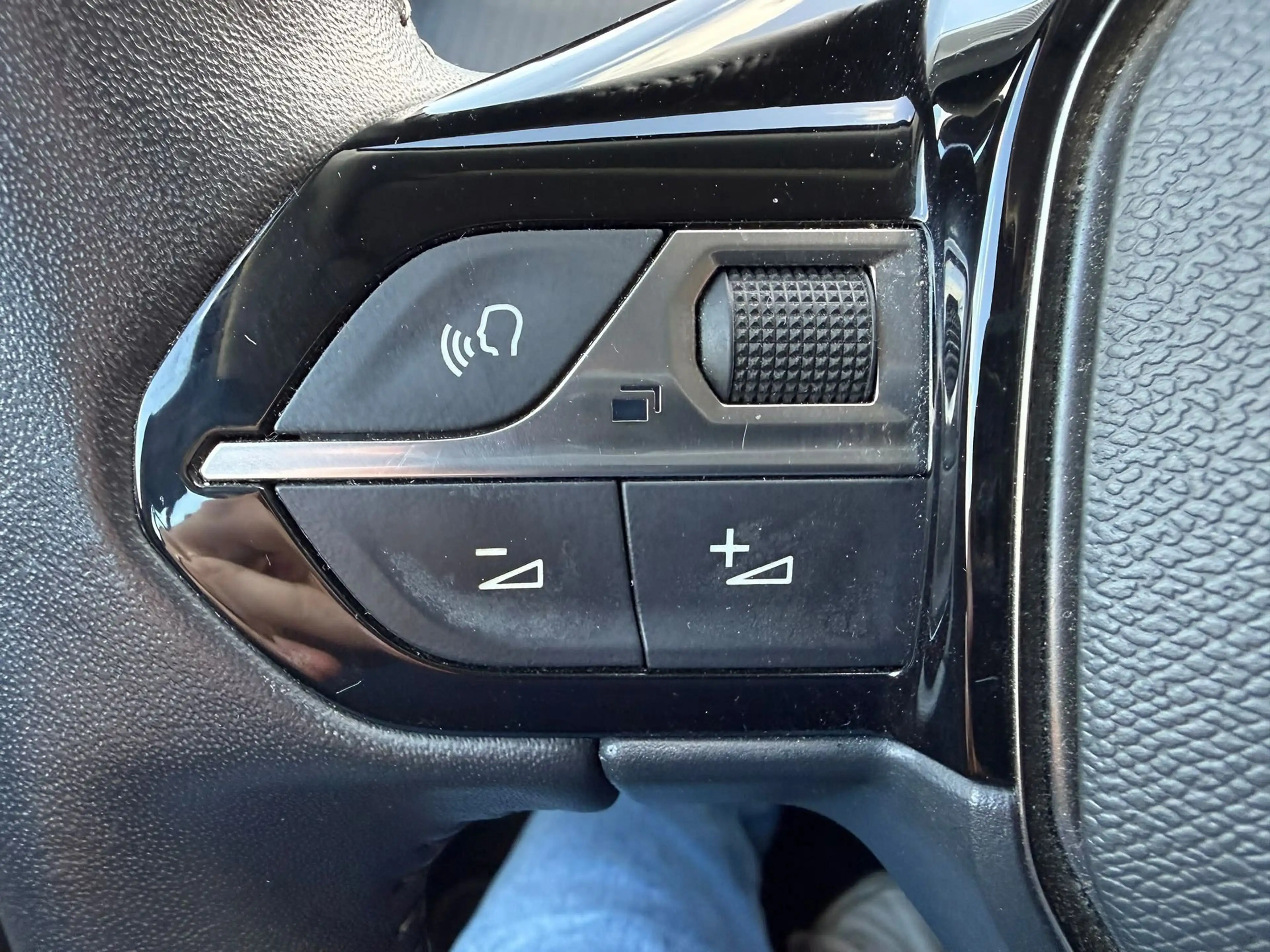 Peugeot 2008 *GPS* 1.2 BENZ 100 PK ACTIVE PACK — photo 13