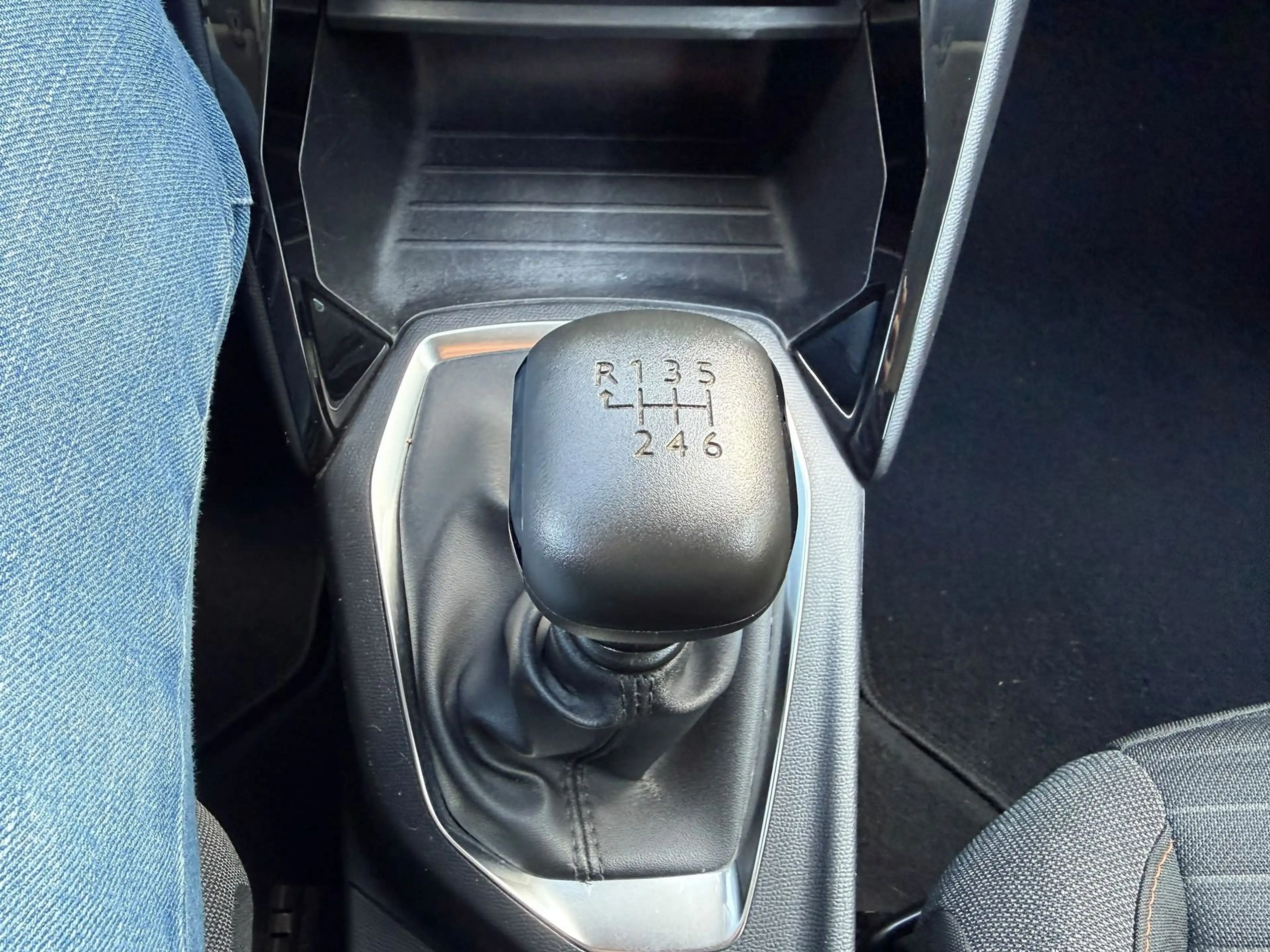 Peugeot 2008 *GPS* 1.2 BENZ 100 PK ACTIVE PACK — photo 12