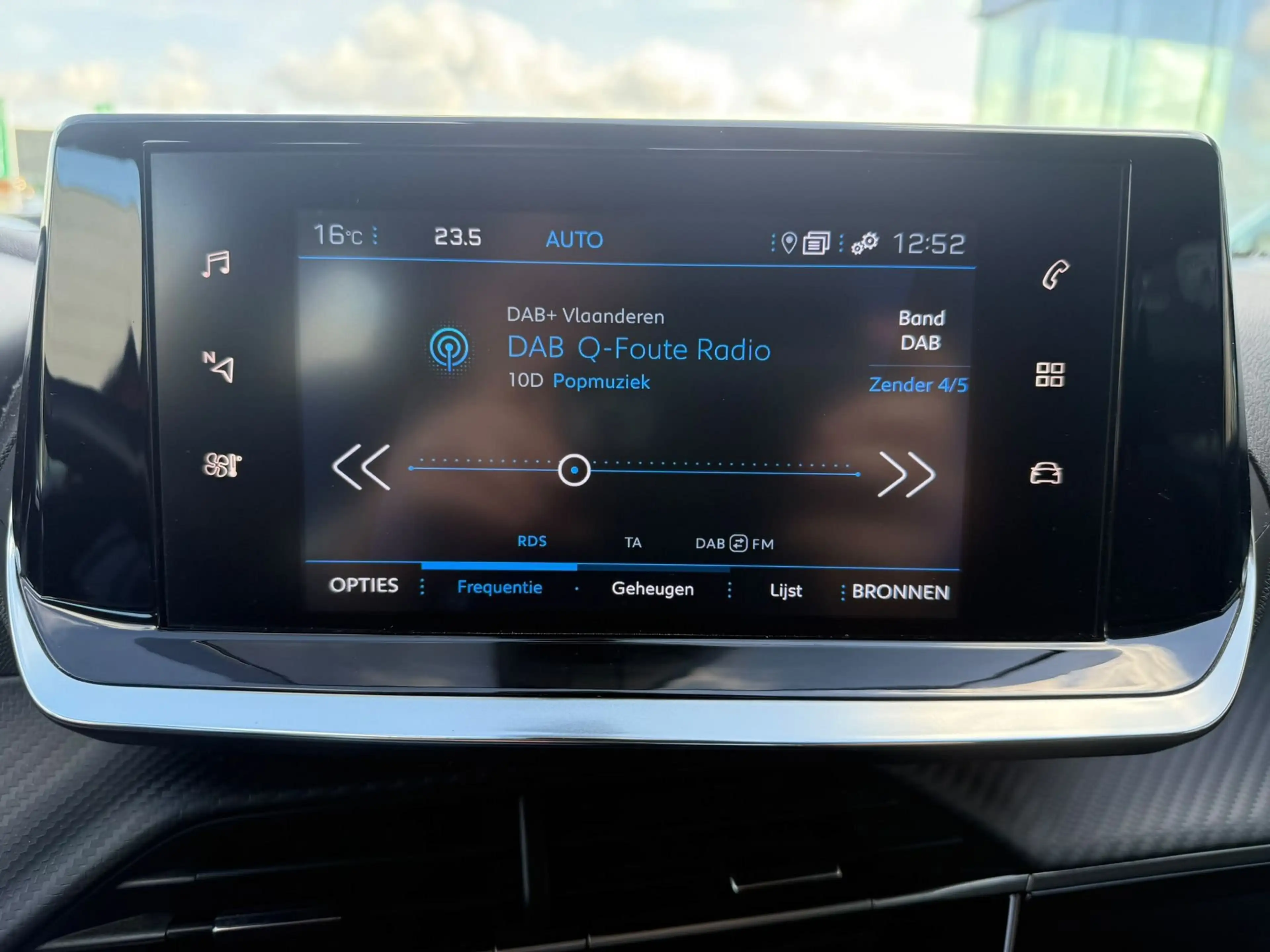 Peugeot 2008 *GPS* 1.2 BENZ 100 PK ACTIVE PACK — photo 7