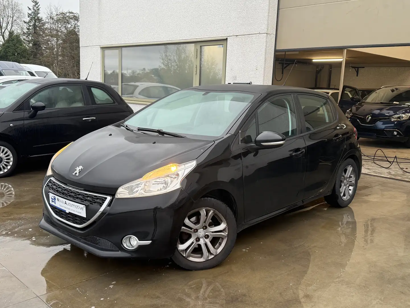 Peugeot 208 208 PureTech 82 Allure Black - 1