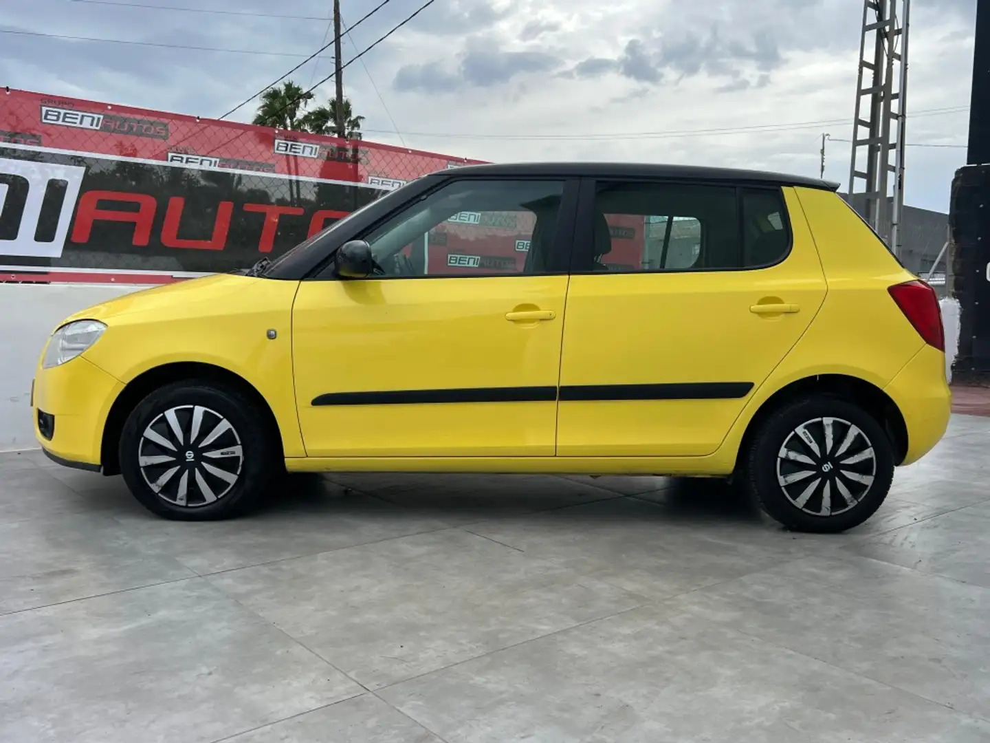 Skoda Fabia 1.2 Young Amarillo - 2