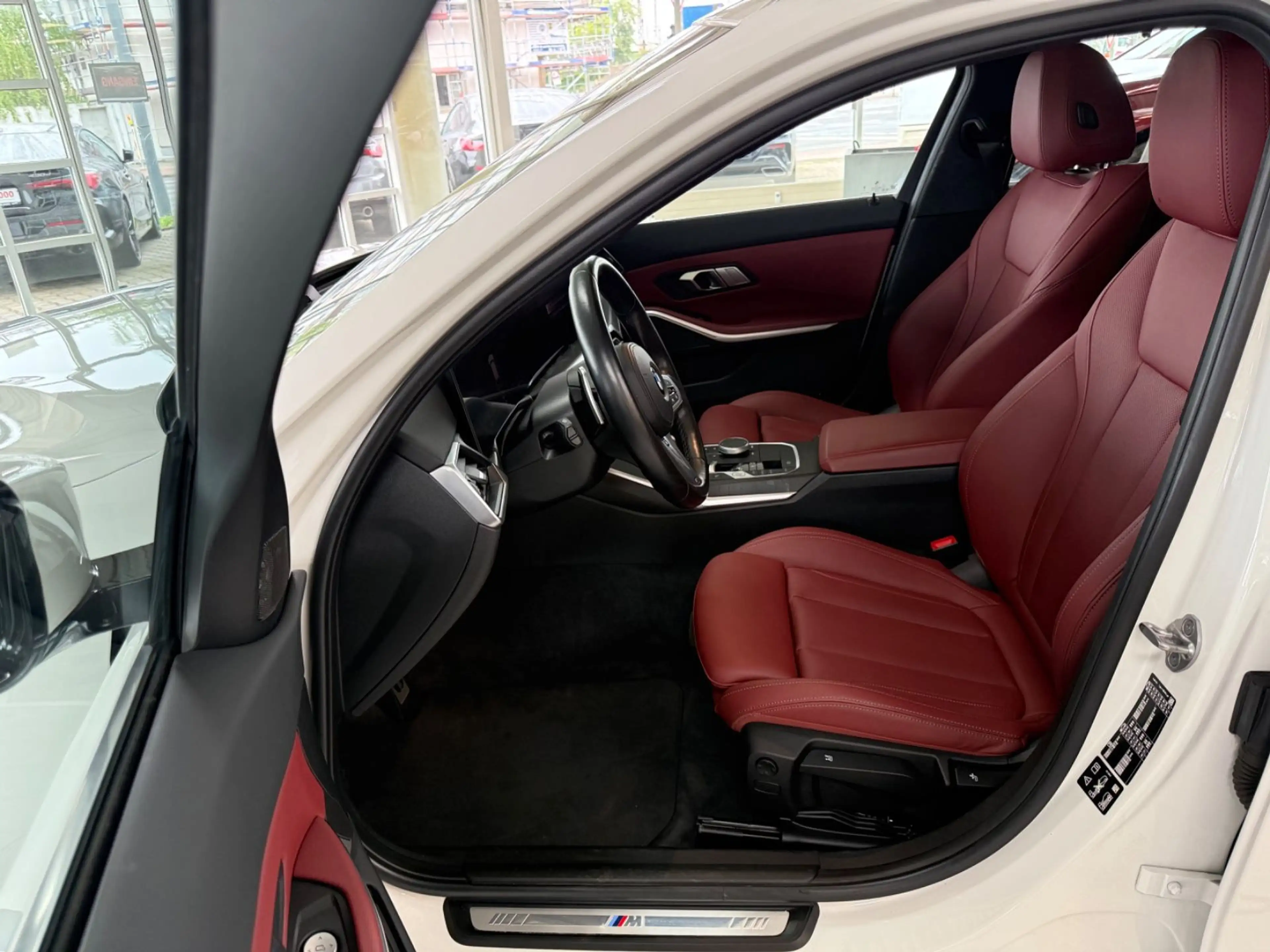 BMW 330 d xDrive M Sportpaket LED/HUD/CAM/PANO/STANDH — photo 9
