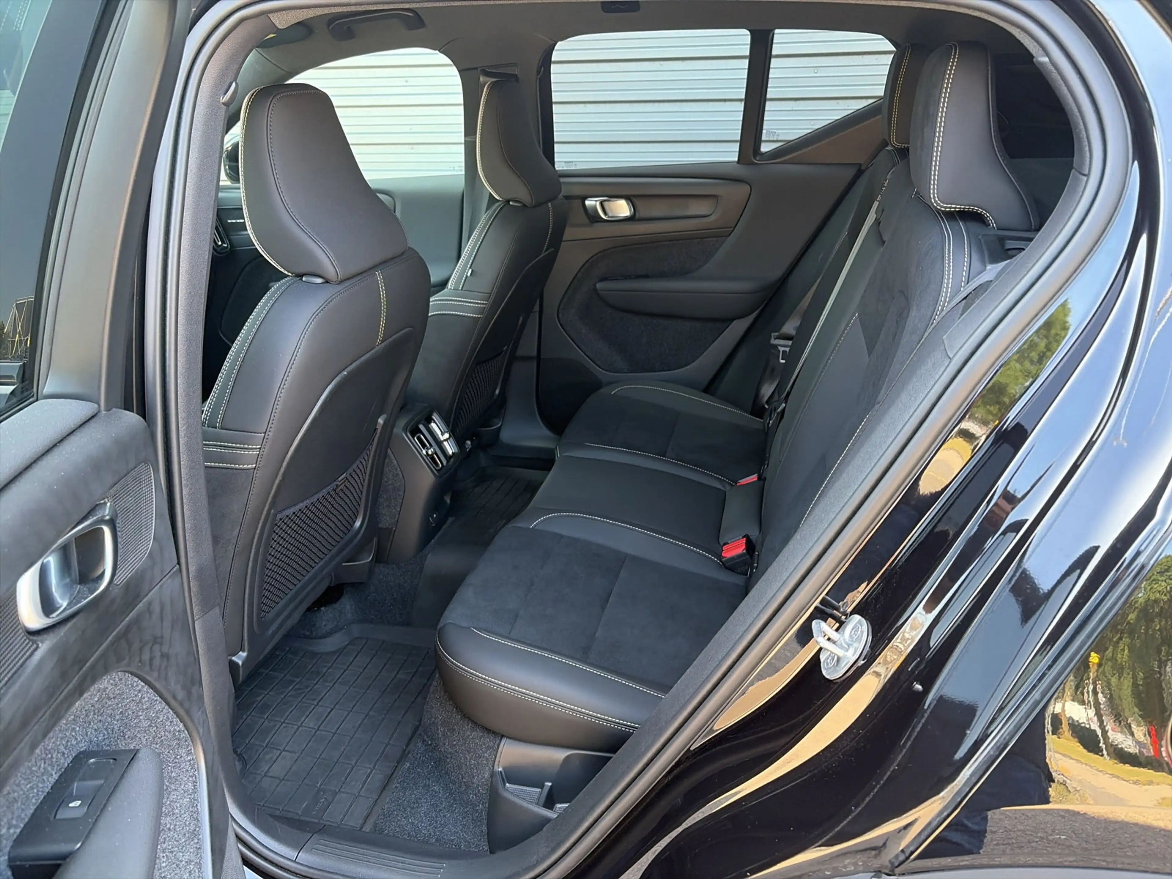 Volvo EX40 Single Motor Extended Range Plus Black Ed. 82 kWh — photo 12