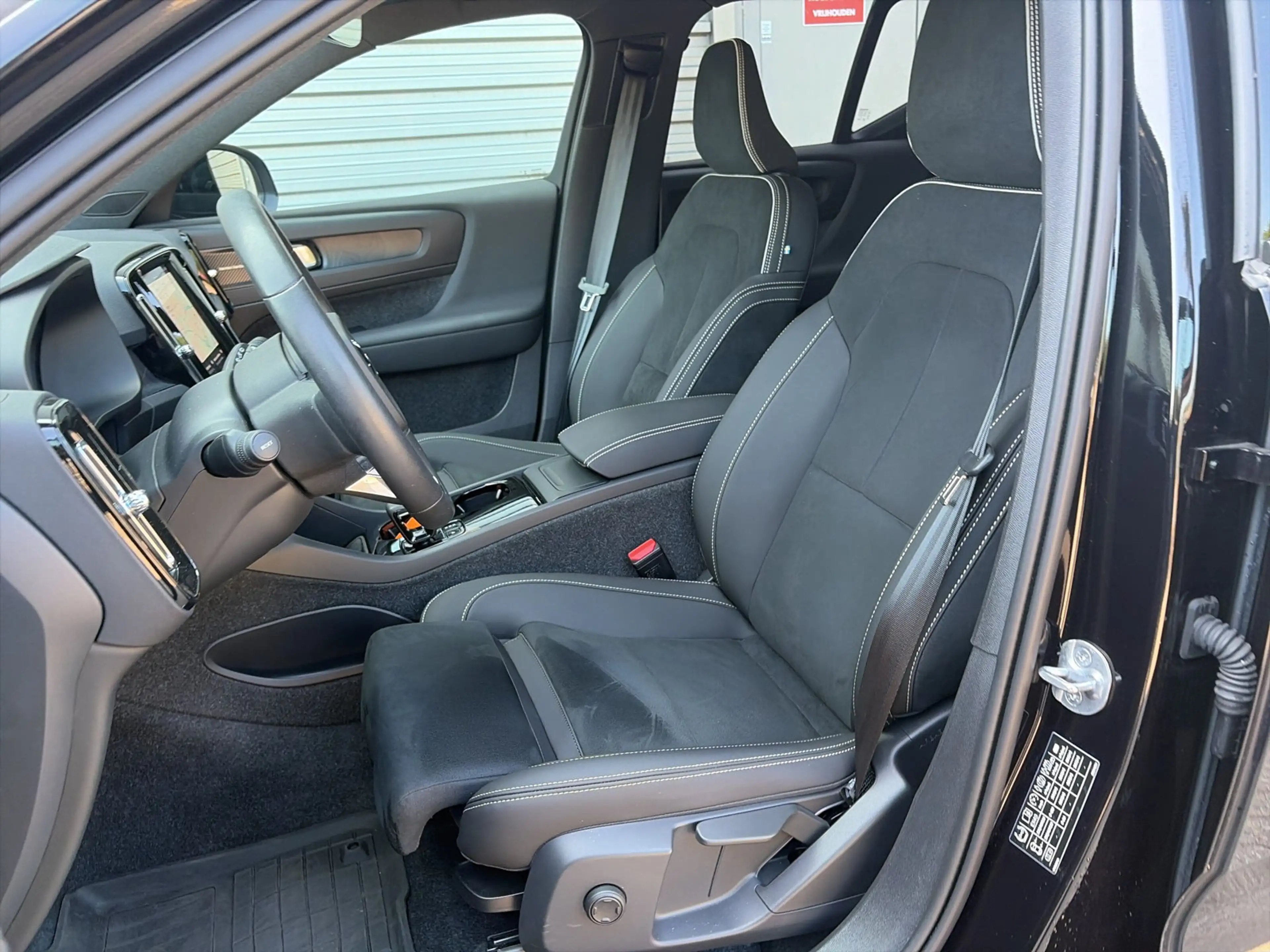 Volvo EX40 Single Motor Extended Range Plus Black Ed. 82 kWh — photo 9
