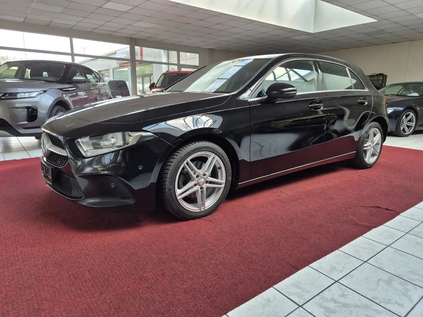 Mercedes-Benz A 200 d NAVI+LEDER+SHZ+17"ALU+KEYLESS+TEMPOMAT Noir - 1