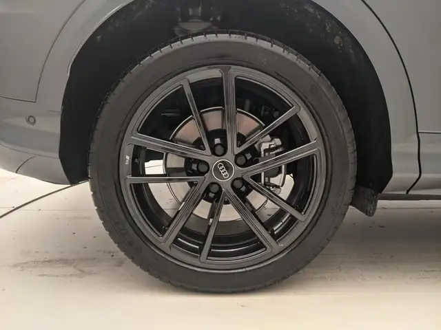 Audi Q5 view 9