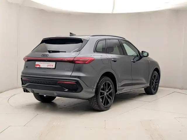 Audi Q5 view 4