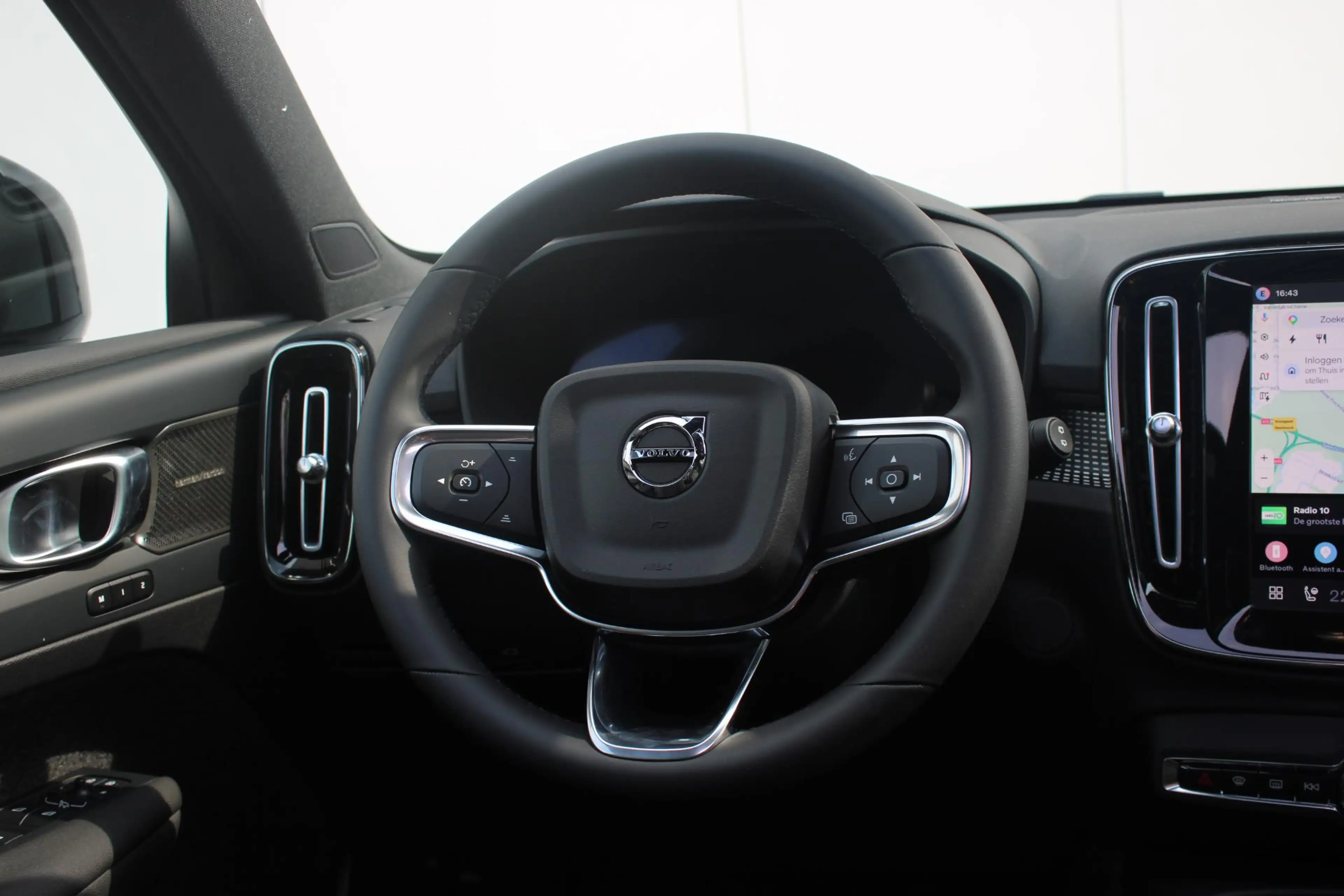 Volvo EX40 Single Motor Ext. Range Ultra Bl. Ed. Eur. 82 kWh — photo 13
