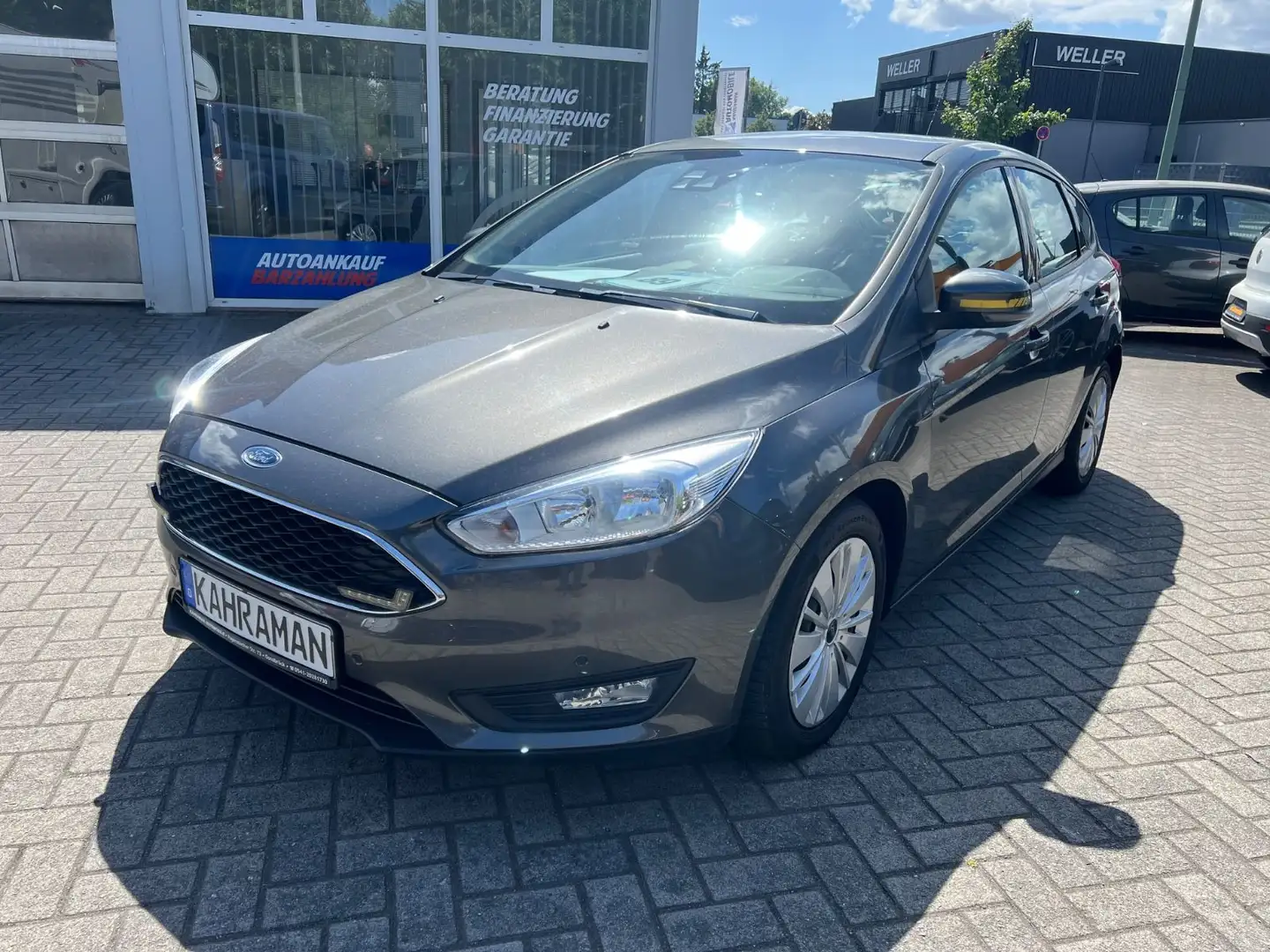 Ford Focus Lim. Trend Grau - 2