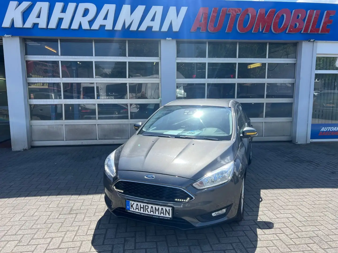 Ford Focus Lim. Trend Grau - 1