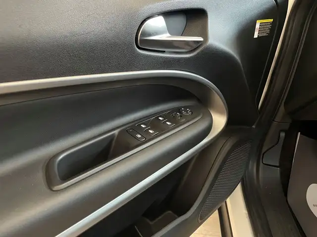Jeep Avenger view 27