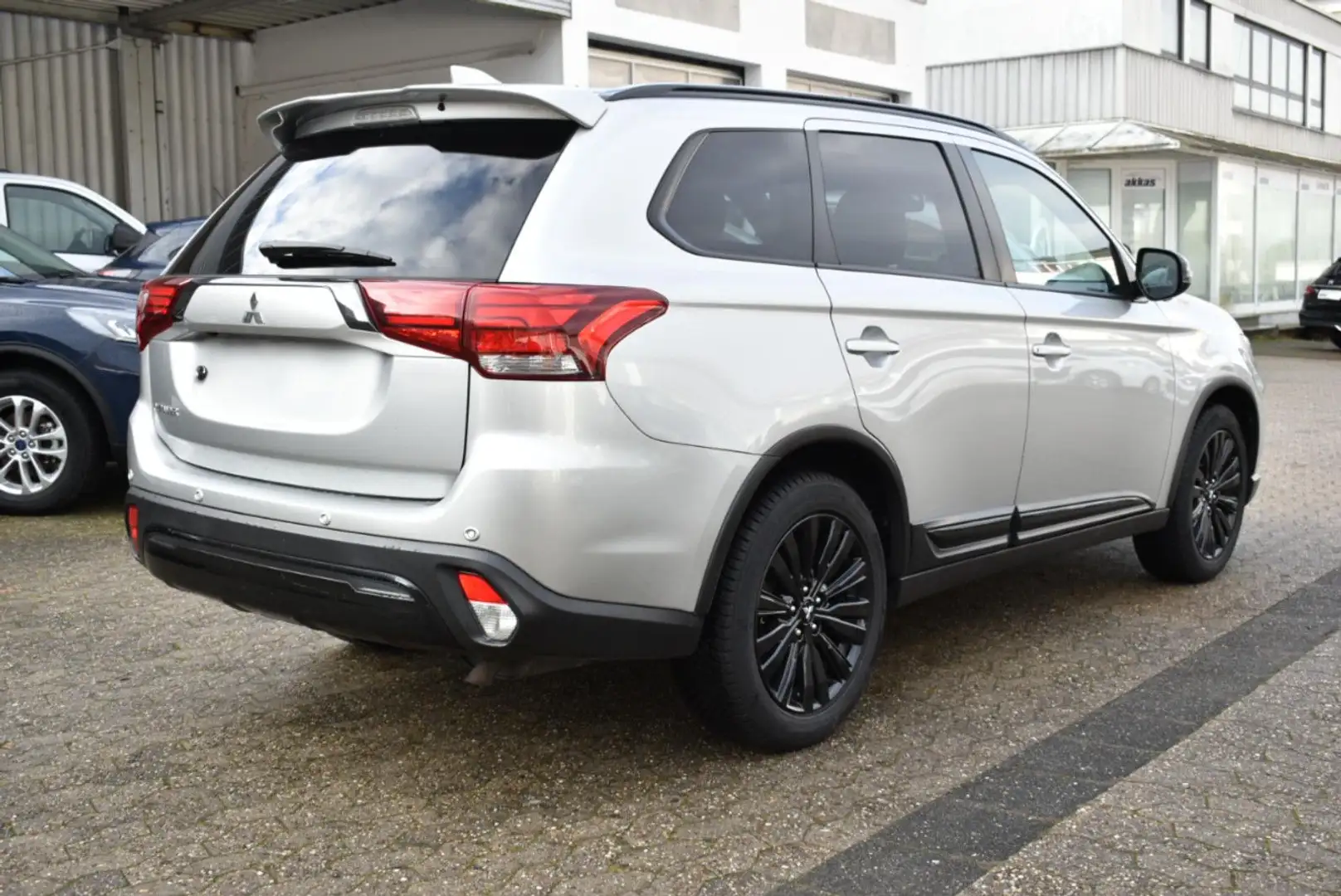 Mitsubishi Outlander Spirit+ 2WD Aut. *Kamera*Navi* Silber - 2