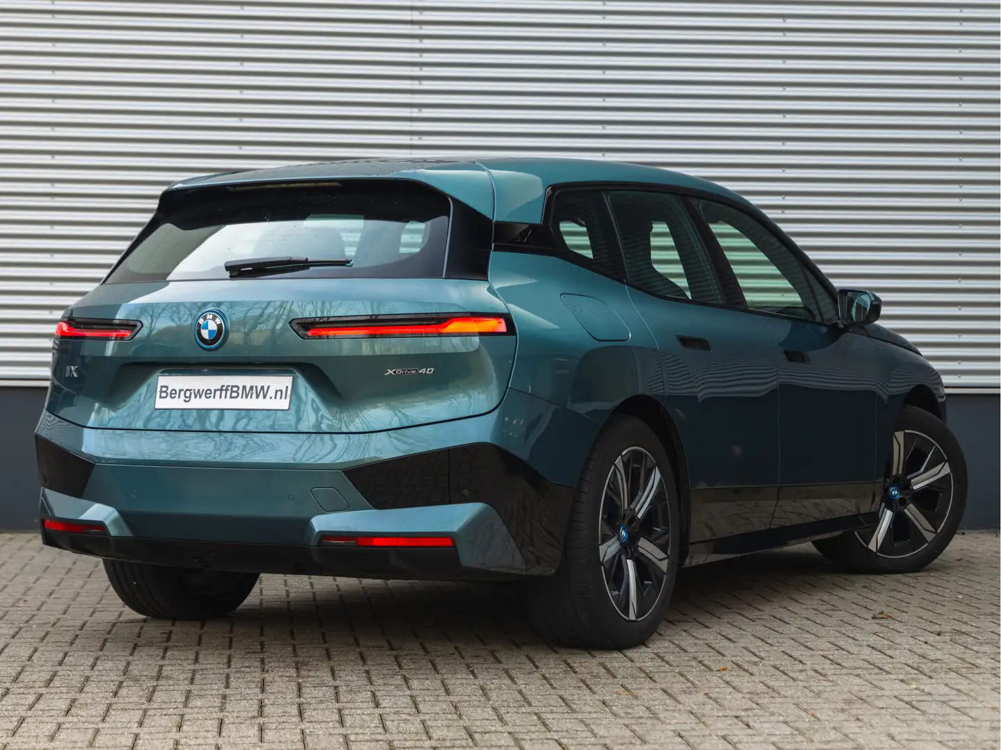 BMW iX xDrive40 - Sportpakket - Pano - Harman Kardon - St Blauw - 2